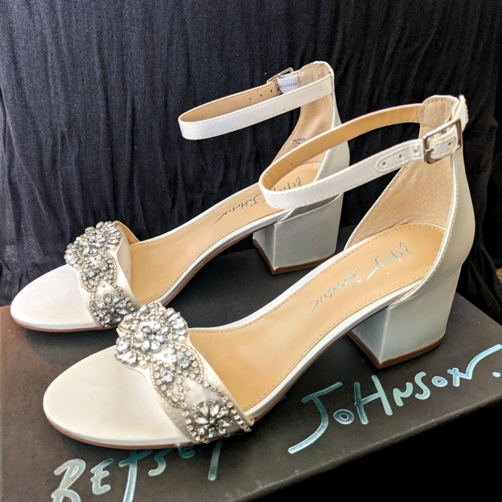 Betsy Johnson bridal 1 inch heel size 7.5 - Picture 1 of 3